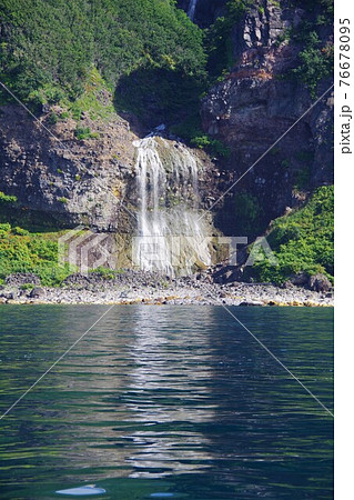 北海道　知床半島　カムイワッカの滝 76678095