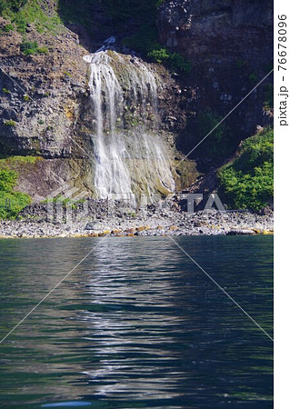 北海道　知床半島　カムイワッカの滝 76678096