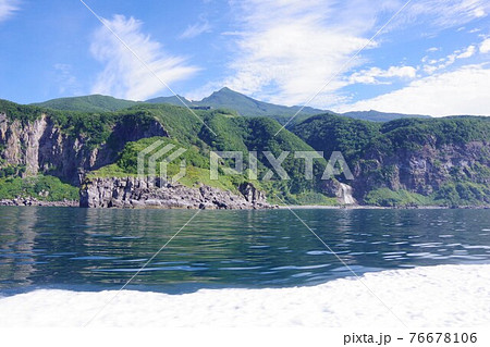 北海道 知床半島 カムイワッカの滝と硫黄山の写真素材