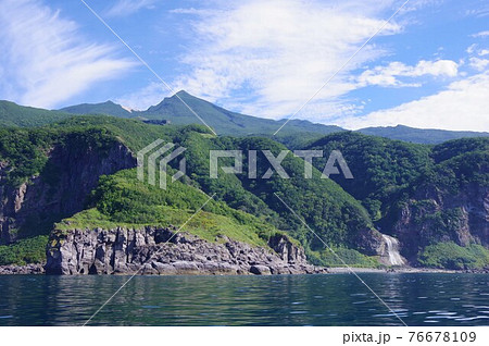 北海道　知床半島　カムイワッカの滝と硫黄山 76678109