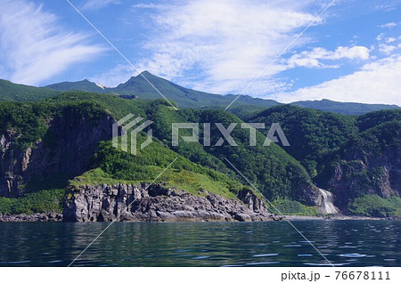 北海道　知床半島　カムイワッカの滝と硫黄山 76678111