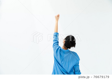 ガッツポーズする女性の後ろ姿 ガッツポーズする女性の後ろ姿 76679179