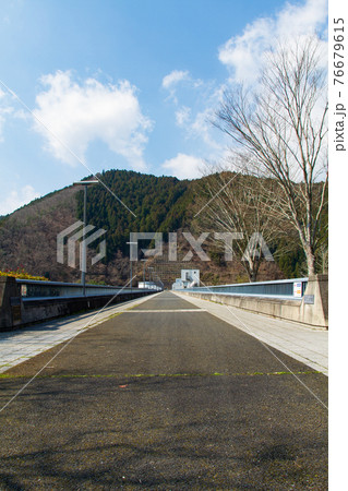 京都府南丹市日吉ダムの堰上の道 京都府南丹市日吉ダムの堰上の道 76679615