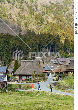 京都府南丹市美山かやぶきの里北村の田畑と茅葺屋根の古民家の街並みの写真素材 [76679628] - PIXTA