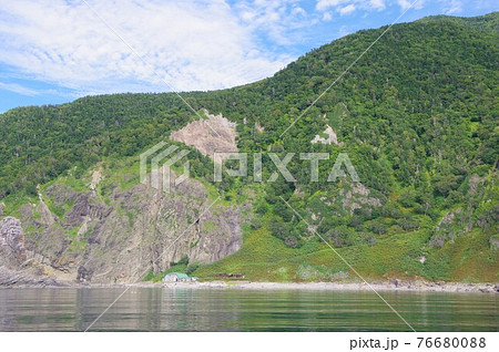 北海道 知床半島北側 クルーズ船から番屋を望むの写真素材