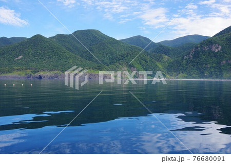 北海道　知床半島北側　クルーズ船から番屋を望む 76680091