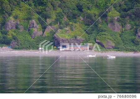 北海道　知床半島北側　クルーズ船から番屋を望む 76680096