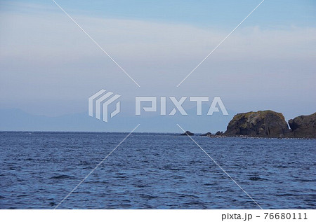 北海道 知床半島 クルーズ船から知床岬と国後島を望む 北海道 知床半島 クルーズ船から知床岬と国後島を望む 76680111