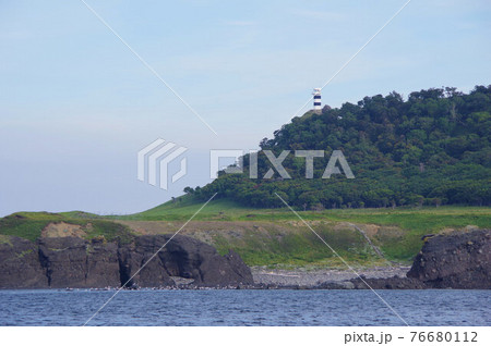 北海道　知床半島　クルーズ船から知床岬を望む 76680112