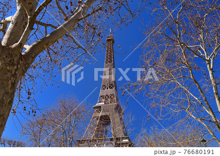 フランス・パリ、シャンドマルス公園から見た改修中のエッフェル塔、2021年3月6日撮影。 フランス・パリ、シャンドマルス公園から見た改修中のエッフェル塔、2021年3月6日撮影。 76680191