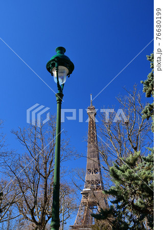 フランス・パリ、シャンドマルス公園から見た改修中のエッフェル塔、2021年3月6日撮影。 フランス・パリ、シャンドマルス公園から見た改修中のエッフェル塔、2021年3月6日撮影。 76680199