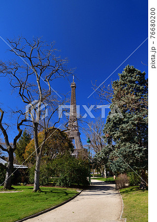 フランス・パリ、シャンドマルス公園から見た改修中のエッフェル塔、2021年3月6日撮影。 76680200