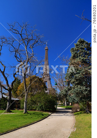 フランス・パリ、シャンドマルス公園から見た改修中のエッフェル塔、2021年3月6日撮影。 76680201