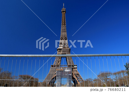 フランス・パリ、シャンドマルス公園から見た改修中のエッフェル塔、2021年3月6日撮影。 フランス・パリ、シャンドマルス公園から見た改修中のエッフェル塔、2021年3月6日撮影。 76680211