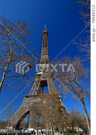 フランス・パリ、シャンドマルス公園から見た改修中のエッフェル塔、2021年3月6日撮影。 フランス・パリ、シャンドマルス公園から見た改修中のエッフェル塔、2021年3月6日撮影。 76680212