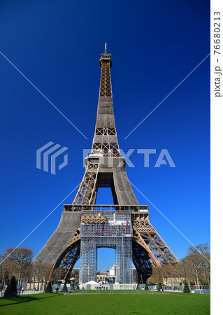 フランス・パリ、シャンドマルス公園から見た改修中のエッフェル塔、2021年3月6日撮影。 76680213