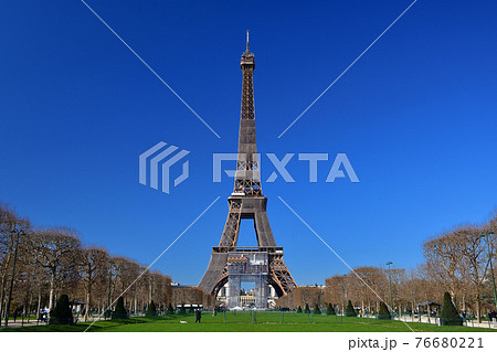 フランス・パリ、シャンドマルス公園から見た改修中のエッフェル塔、2021年3月6日撮影。 76680221