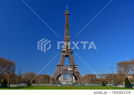フランス・パリ、シャンドマルス公園から見た改修中のエッフェル塔、2021年3月6日撮影。 フランス・パリ、シャンドマルス公園から見た改修中のエッフェル塔、2021年3月6日撮影。 76680226