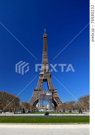 フランス・パリ、シャンドマルス公園から見た改修中のエッフェル塔、2021年3月6日撮影。 フランス・パリ、シャンドマルス公園から見た改修中のエッフェル塔、2021年3月6日撮影。 76680232