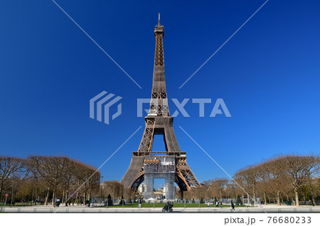 フランス・パリ、シャンドマルス公園から見た改修中のエッフェル塔、2021年3月6日撮影。 フランス・パリ、シャンドマルス公園から見た改修中のエッフェル塔、2021年3月6日撮影。 76680233