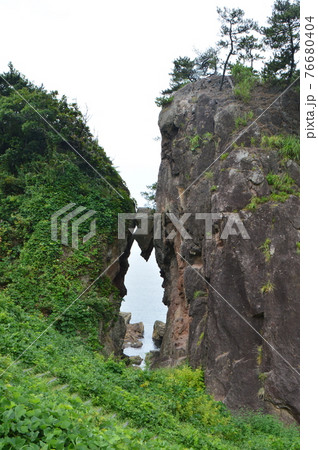 弁慶のはさみ岩（佐渡島／新潟県佐渡市） 76680404