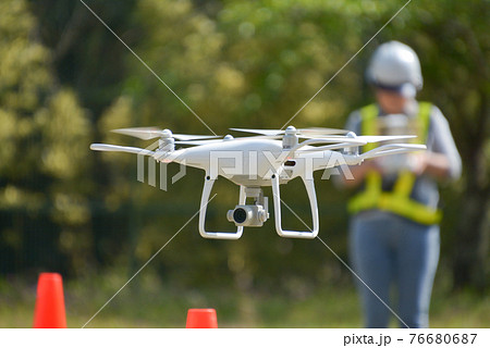 ドローンの操縦訓練をする 76680687