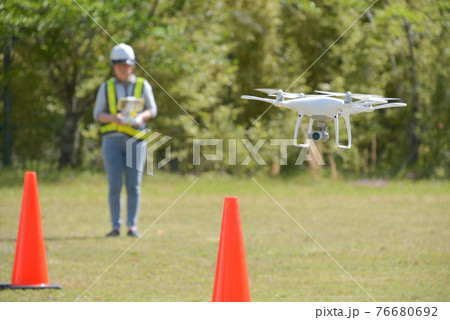 ドローンの操縦訓練をする 76680692