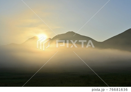 霧の小田代ヶ原と奥日光の山々に日の出 霧の小田代ヶ原と奥日光の山々に日の出 76681636