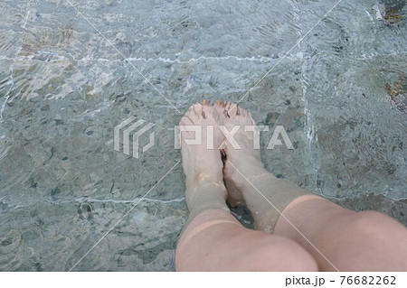 足湯を楽しむ女性の足元 76682262