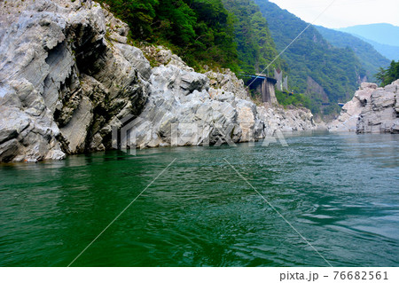 大歩危小歩危 大歩危の観光遊覧船 吉野川の水面と そそり立つ奇岩の壁 四国 徳島県三好市 1 の写真素材
