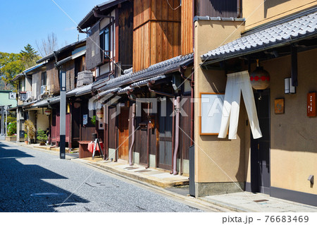 京都 上七軒の美しい街並 76683469
