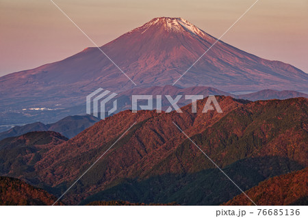 丹沢表尾根・三ノ塔から見る朝焼けの富士山 76685136