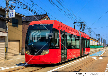 万葉線MLRV1000形(アイトラム)吉久電停 万葉線MLRV1000形(アイトラム)吉久電停 76685957