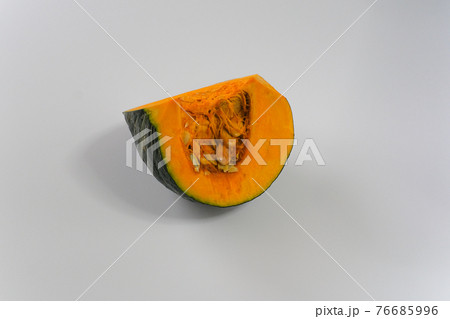 【野菜】カボチャ・1/4カットされたもの 76685996