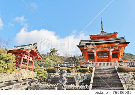 快晴の清水寺　三重塔と鐘楼 76686089