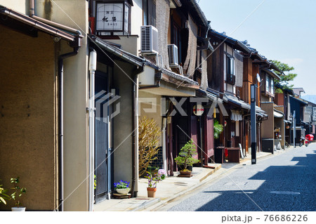 京都 上七軒の美しい街並 76686226