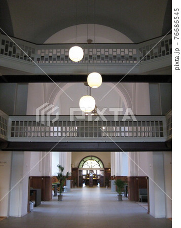 おしゃれな北欧モダンの照明のある図書館 76686545