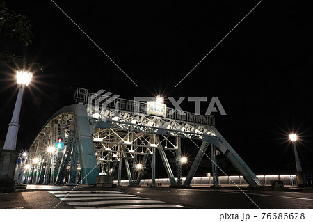 ライトアップされた夜の犀川大橋 76686628