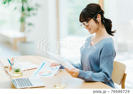 リモートワーク　女性 76686729
