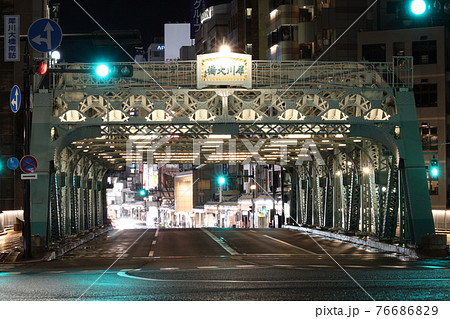 ライトアップされた夜の犀川大橋 76686829