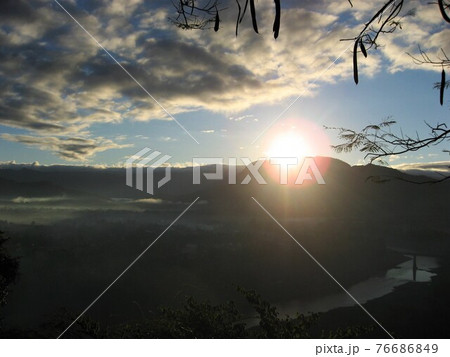 ラオス、ルアンパバーン（ルアンプラバーン）の新年の初日の出。 76686849