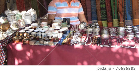 ラオス、ルアンパバーン(ルアンプラバーン)のバーンサーンハイ(酒造りの村)の雑貨店。 ラオス、ルアンパバーン(ルアンプラバーン)のバーンサーンハイ(酒造りの村)の雑貨店。 76686885