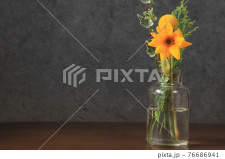 花瓶に生けたひまわり 花瓶に生けたひまわり 76686941