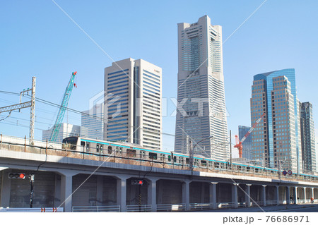 横浜ランドマークタワーと京浜東北線 横浜ランドマークタワーと京浜東北線 76686971