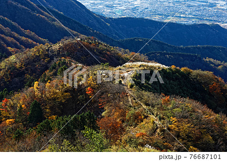 紅葉の丹沢表尾根と秦野市街 76687101