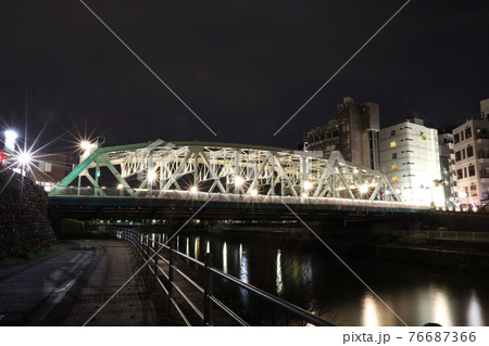 ライトアップされた夜の犀川大橋 76687366