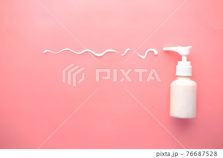 Close up of beauty cream in a pink container  76687528