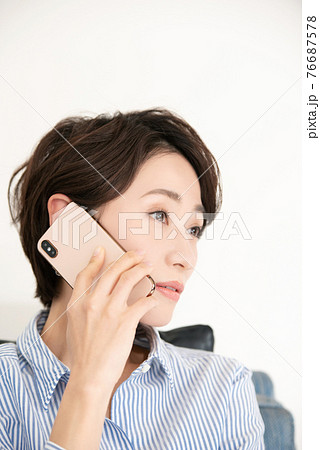 ミドル女性　スマホ　電話　会話 76687578