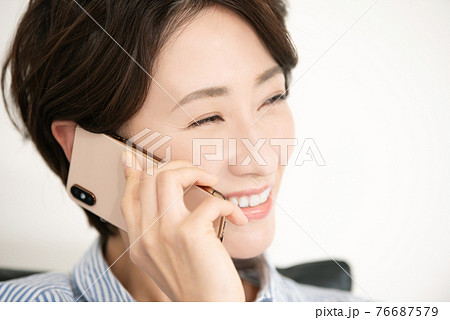 ミドル女性　スマホ　電話　会話 76687579