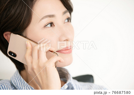 ミドル女性　スマホ　電話　会話 76687580
